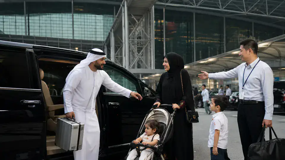UAE buyer meeting family and guide after the Canton Fair in Guangzhou