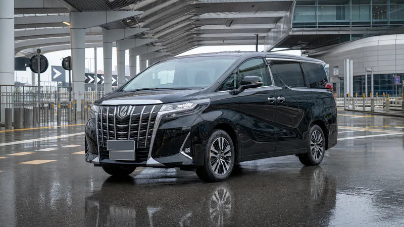 Dual plate Toyota Alphard at a Hong Kong border terminal