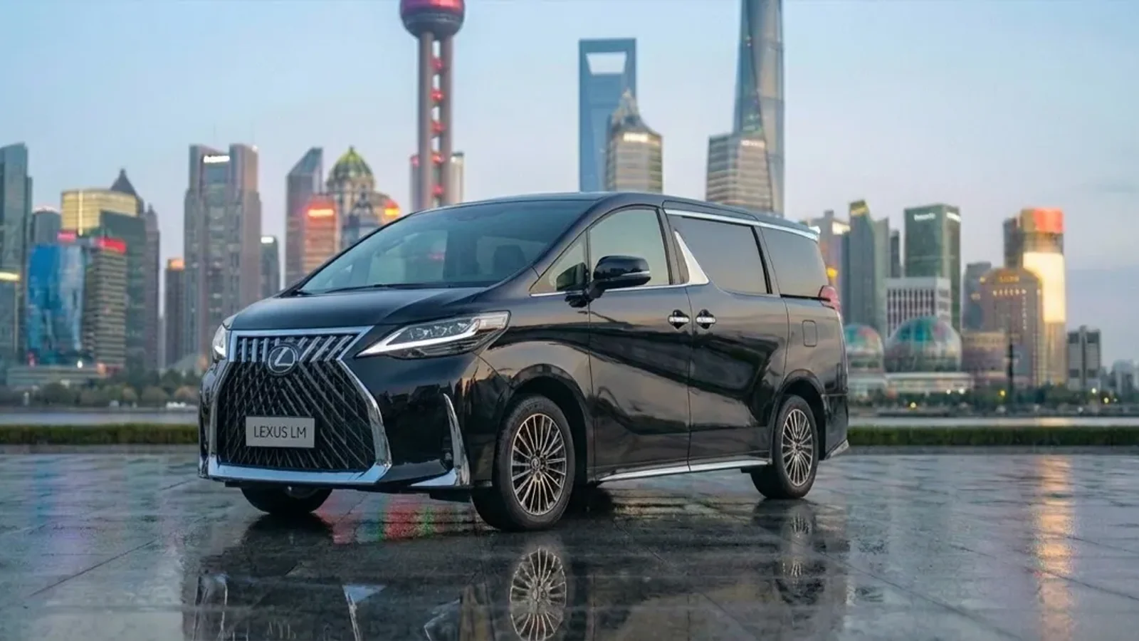 Premium airport transfer sedan for executive travel in China